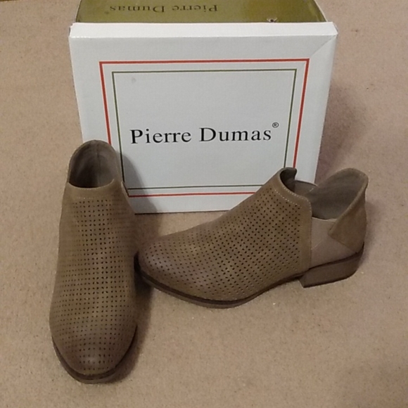 Pierre Dumas Shoes - Womens Pierre Dumas designer brand tan booties in size 11.